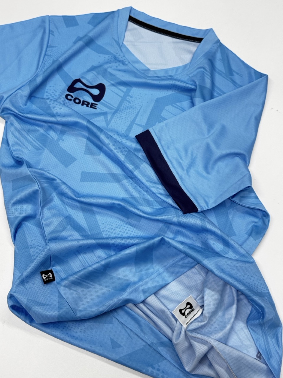 Shirt laid flat. Choose a point to see that detail.